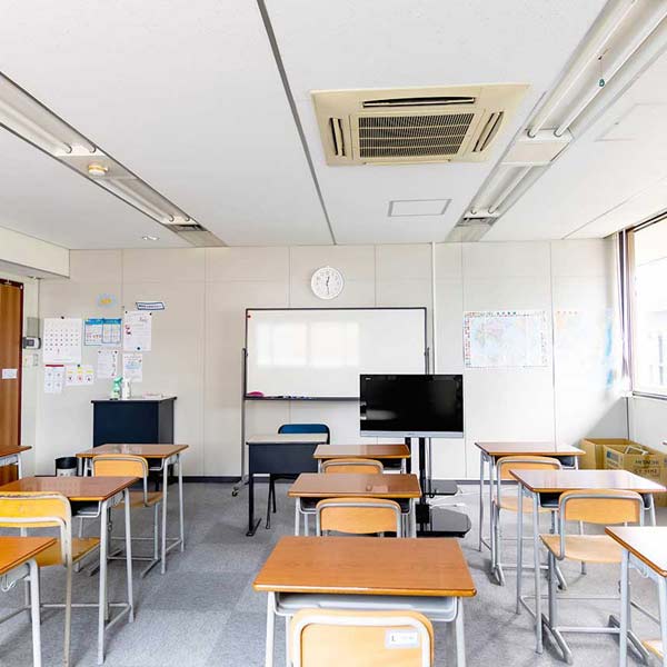 Empty classroom facing a whiteboard in the IC Nagoya school